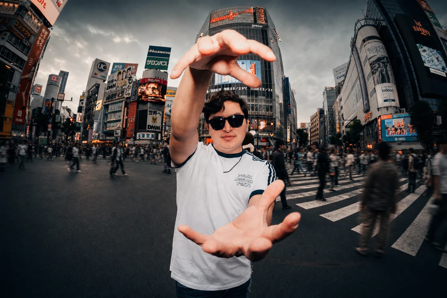 Eder Padilla en el cruce de Shibuya, Tokio.
